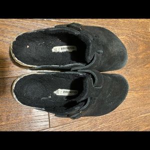 Black Sherpa lined Birkenstocks women’s size 41